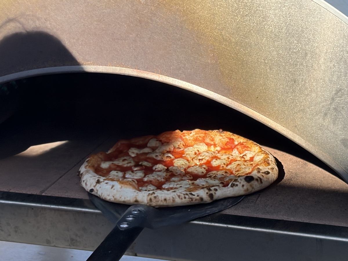 Napolitansk pizza med luftig kant på pizzaspade